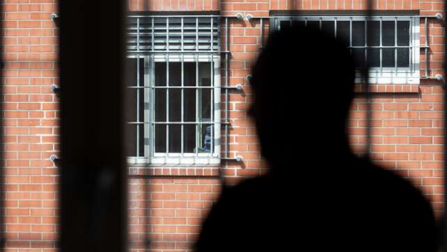Pensionäre als Aufpasser für die Abschiebehaft
