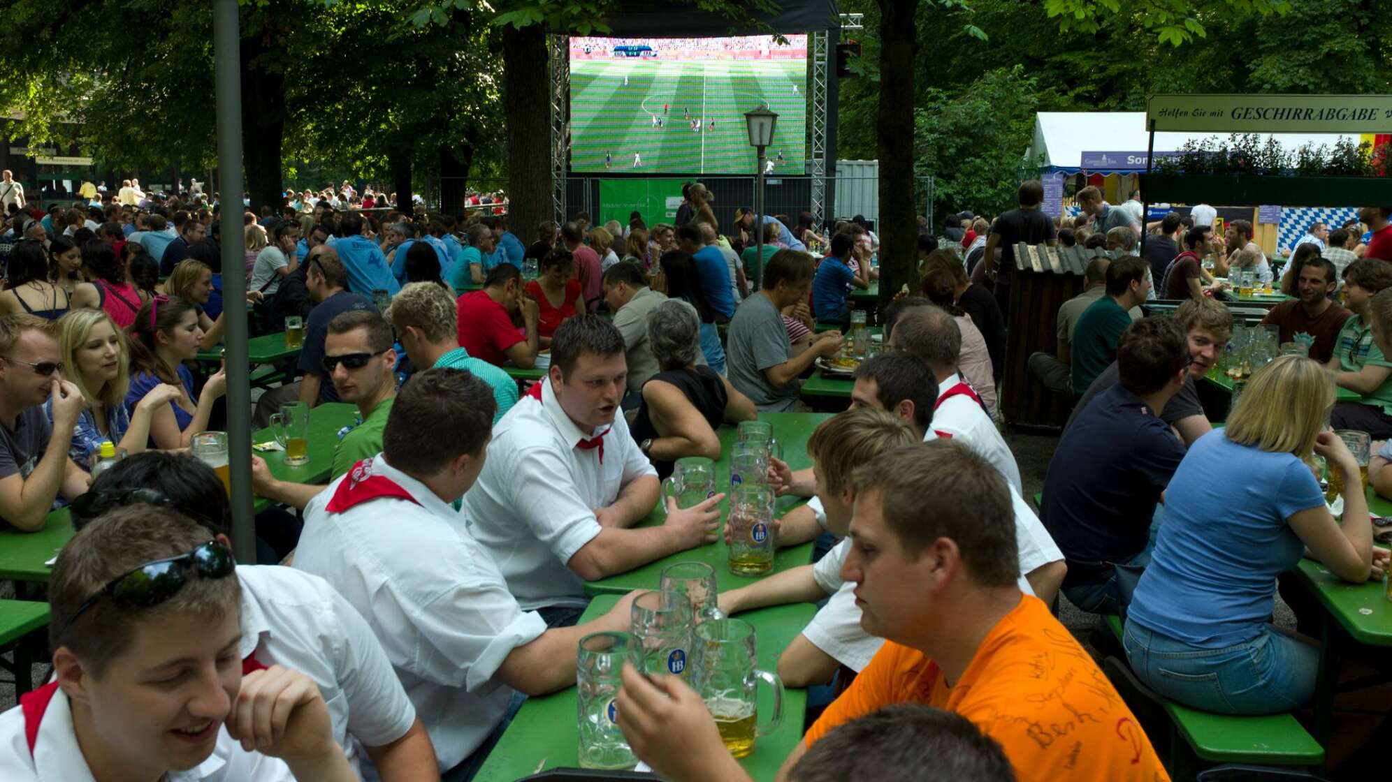 Fußball-Fans im Biergarten