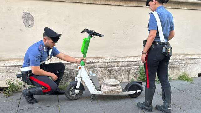 Deutscher fährt antiken Säulensockel auf E-Roller durch Rom