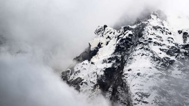 Schweizer Bergsturz bringt einen Gletscher stark unter Druck