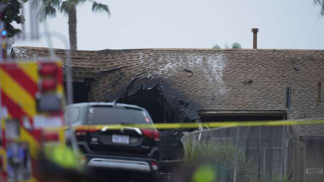 USA: Kleinflugzeug stürzt in Wohngebiet in San Diego