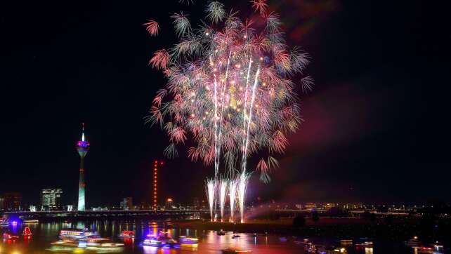 Japanisches Feuerwerk mit großen Kalibern in Düsseldorf