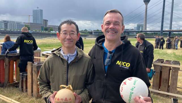 Japanisches Feuerwerk mit großen Kalibern in Düsseldorf