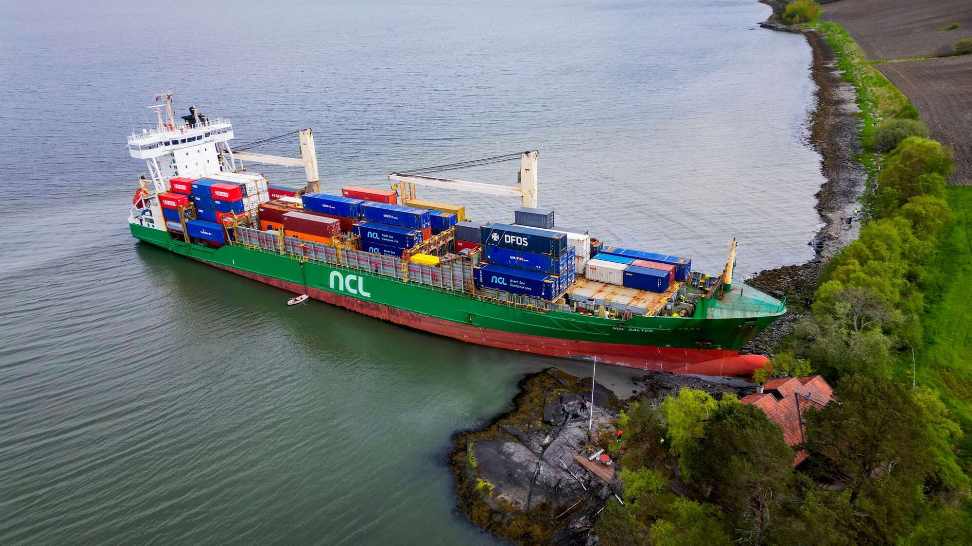 Container-Schiff läuft auf Grund und auf Privatgrundstück