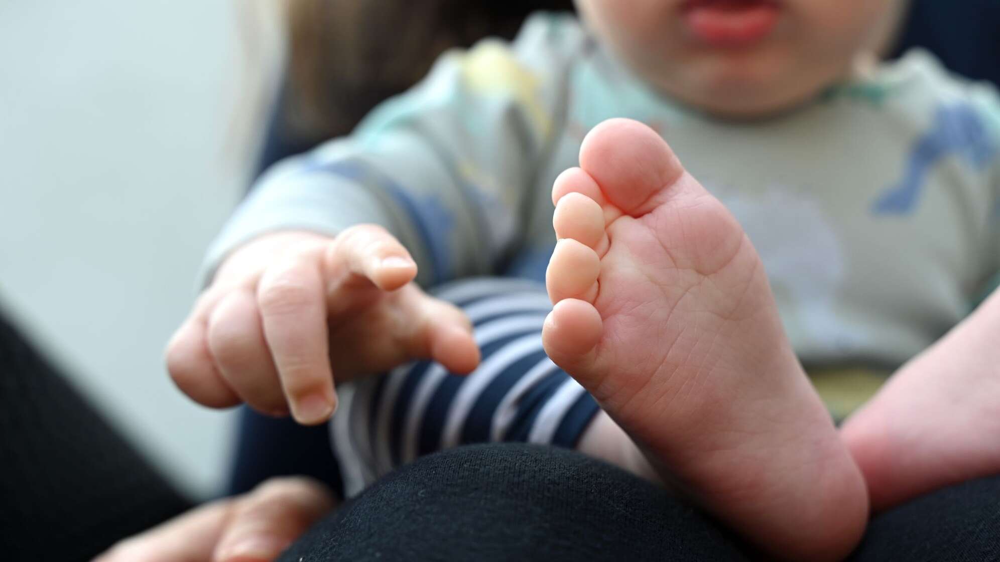 Baby auf dem Schoß seiner Mutter