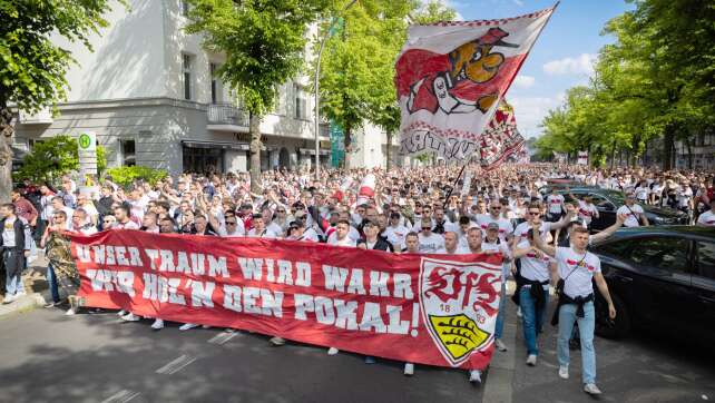 Pokalfinale: Fans laufen zum Stadion - Stimmungsmacher Löw