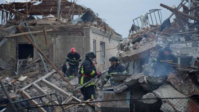 Selenskyj: Fast 370 Luftangriffe auf die Ukraine