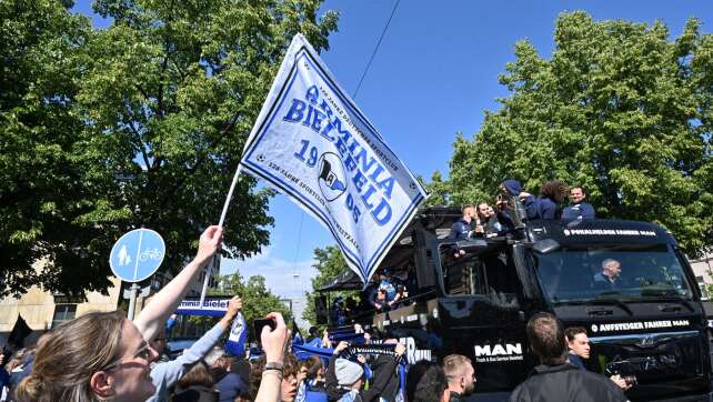 Jubel trotz Niederlage: Fans bereiten Arminia großen Empfang