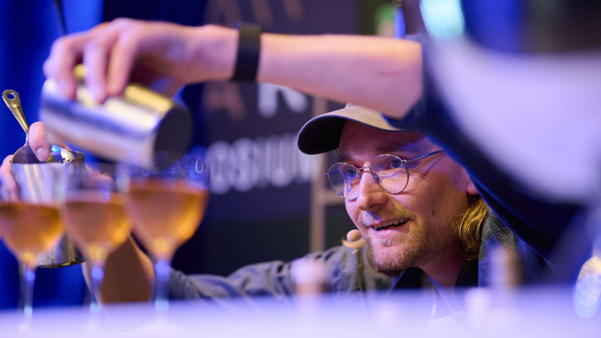 Wladimir Reichert mixt seinen Cocktail «Unruh»