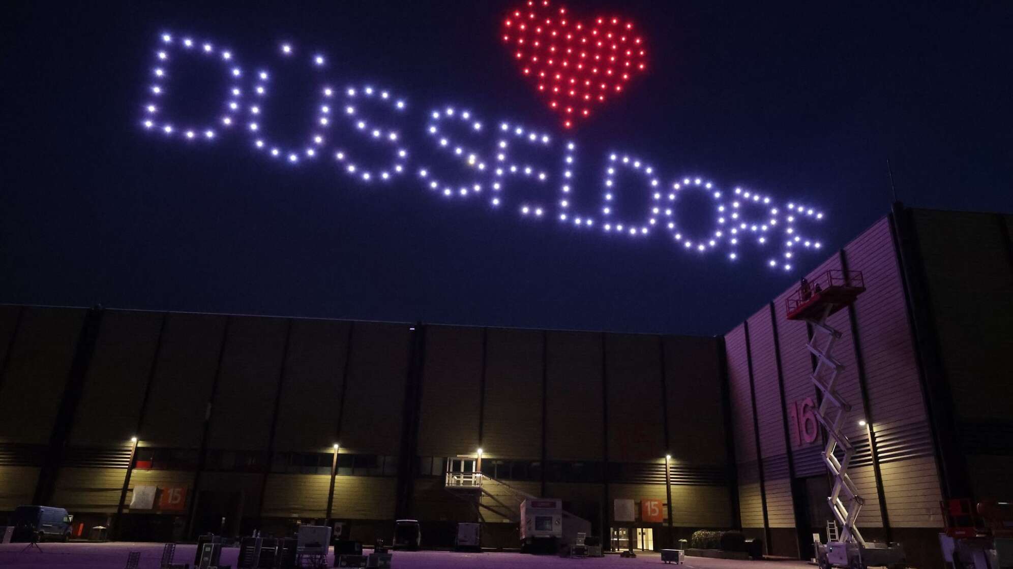 Lichtshow mit 200 Drohnen auf Düsseldorfer Messegelände