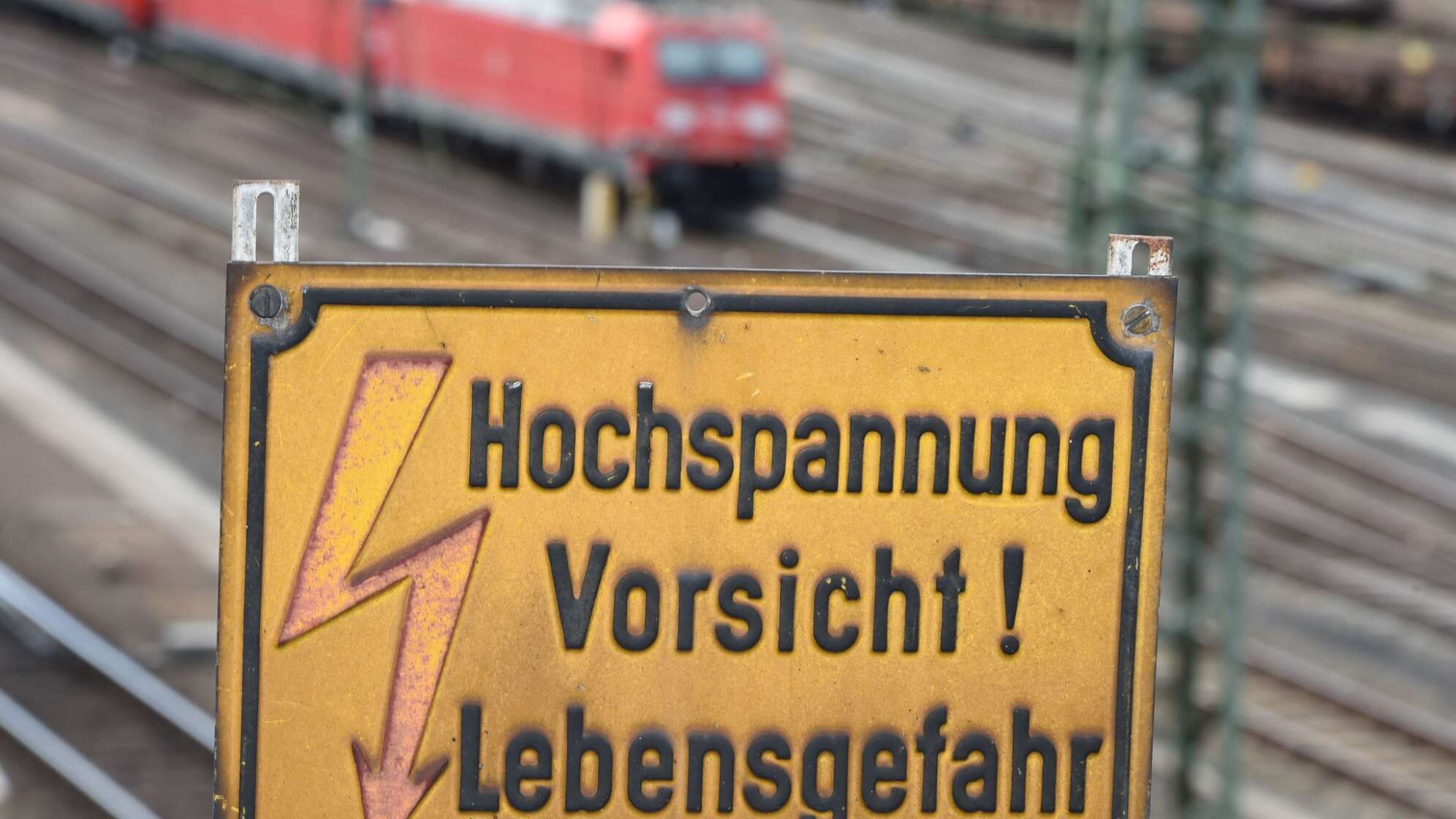 Lebensgefahr durch Oberleitungen
