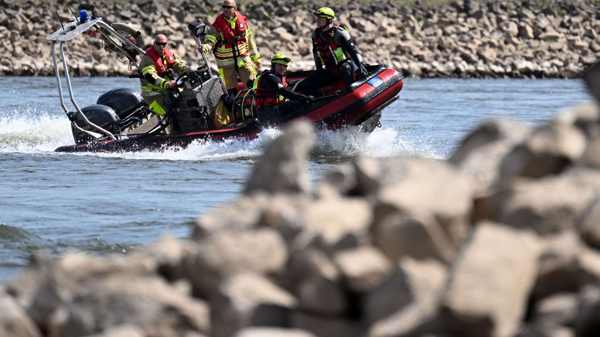 Feuerwehrübung auf dem Rhein