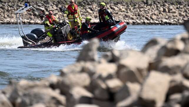 Mann fällt bei Feier von Boot - rund 180 Helfer im Einsatz