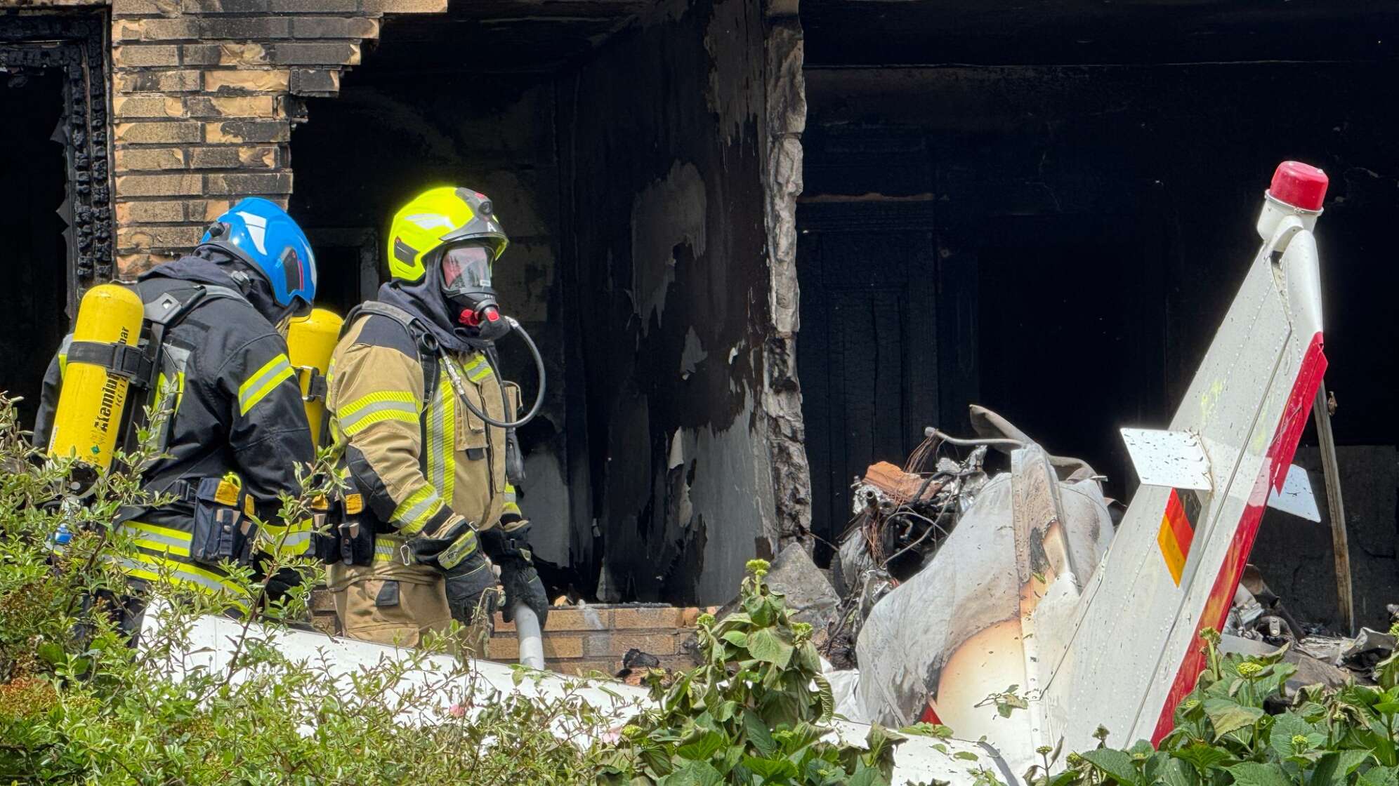Flugzeug stürzt auf Haus in Korschenbroich