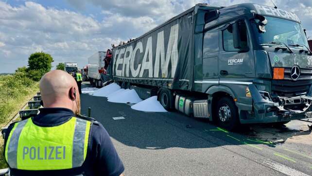 «Nahezu ungebremst» aufgefahren - Lastwagen-Fahrer tot