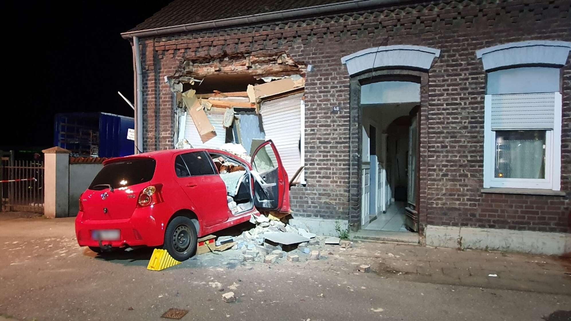 Auto kracht durch Hauswand in Schlafzimmer