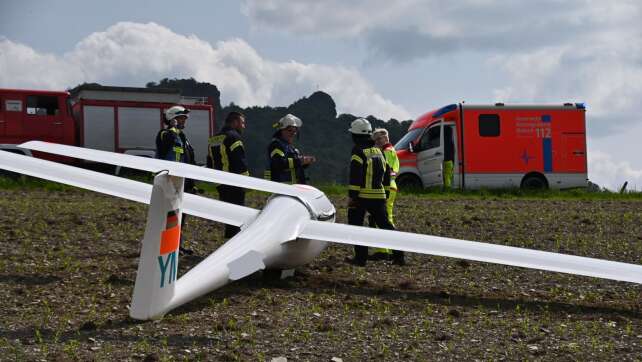 Ein Segelflieger im Feld