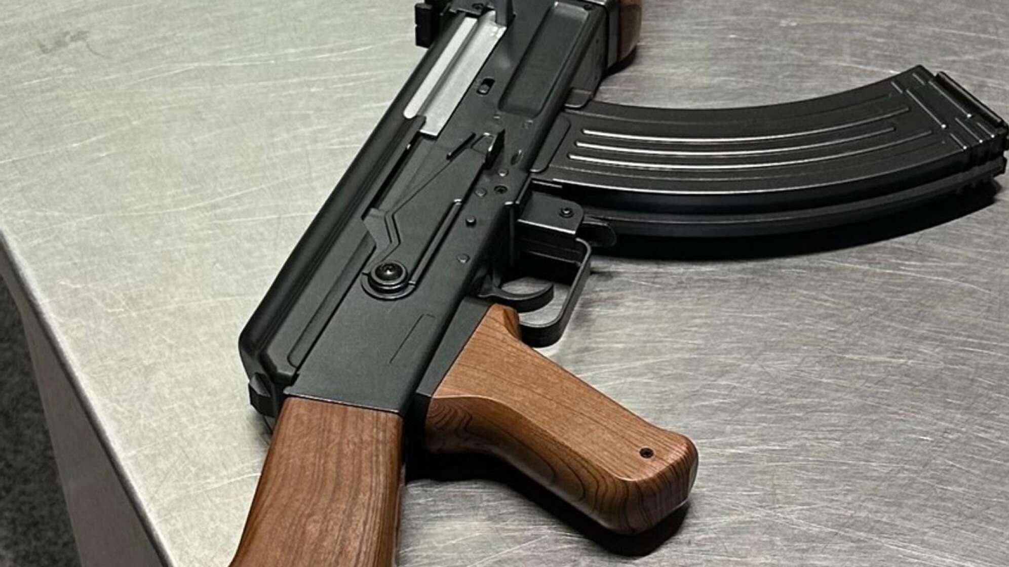 Nachbildung eines Kalaschnikow-Sturmgewehrs