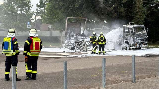Feuer legt Wohnmobil in Schutt und Asche