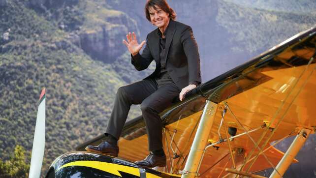 Tom Cruise bricht Weltrekord mit brennendem Fallschirm