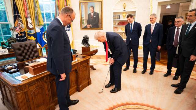 Merz schenkt Trump Golfschläger