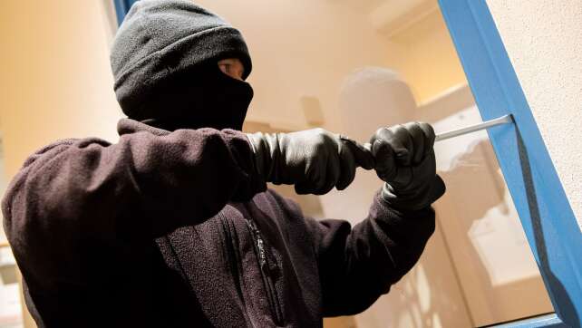 Einbrecher steckt im Versteck fest - Festnahme