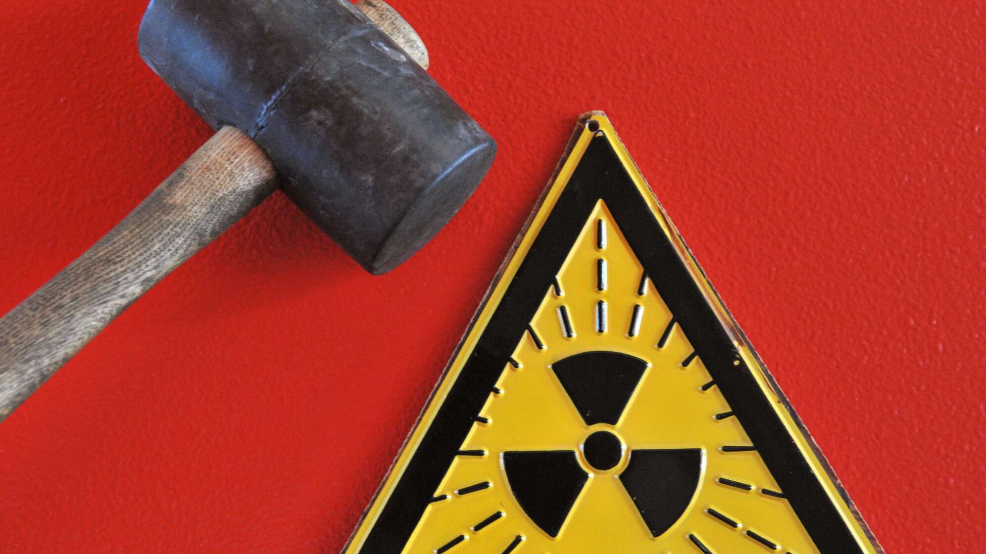 Hammer vor Radioaktivitätszeichen