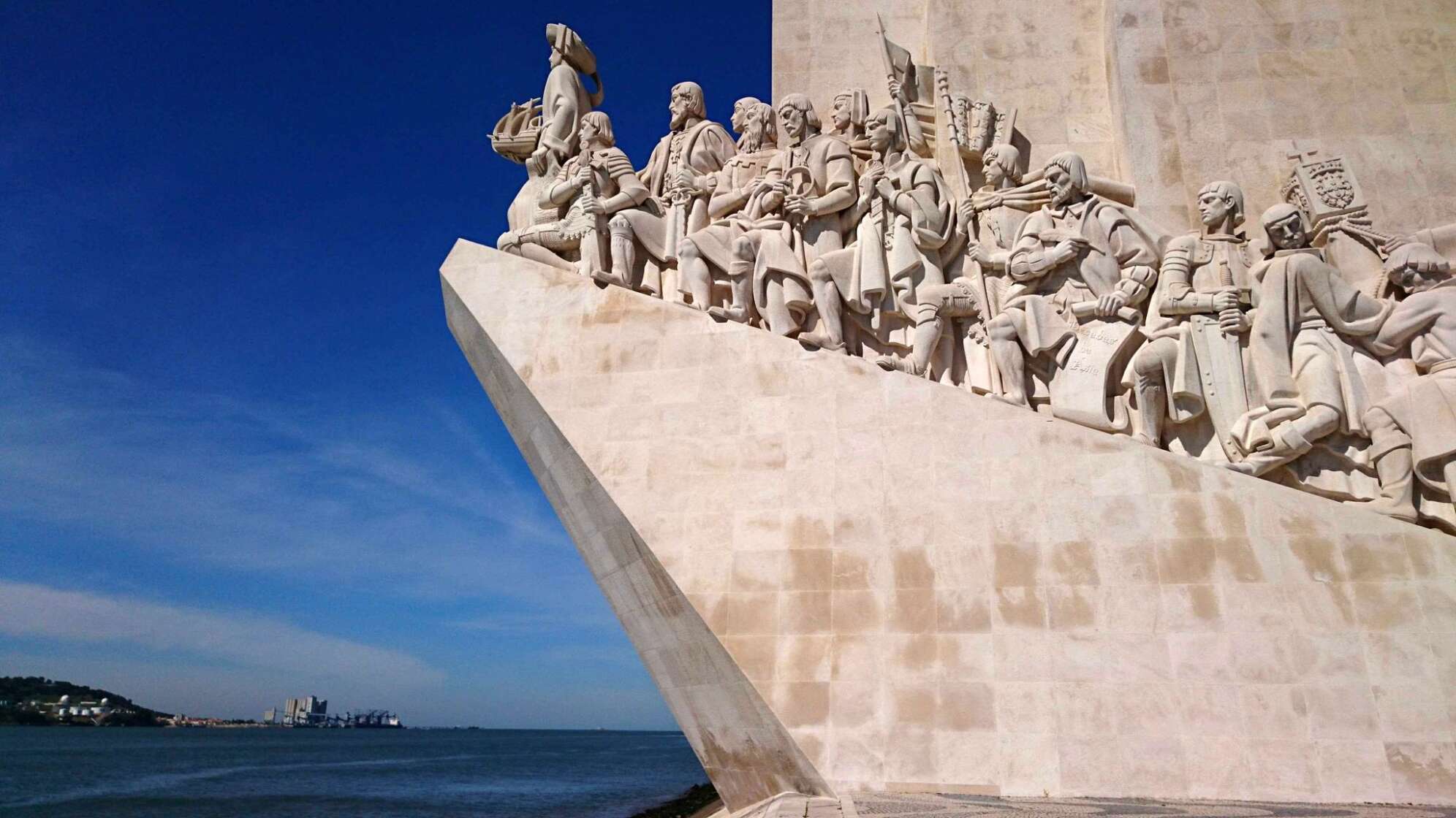 Der Fluss Tejo mit dem Denkmal der Entdeckungen.
