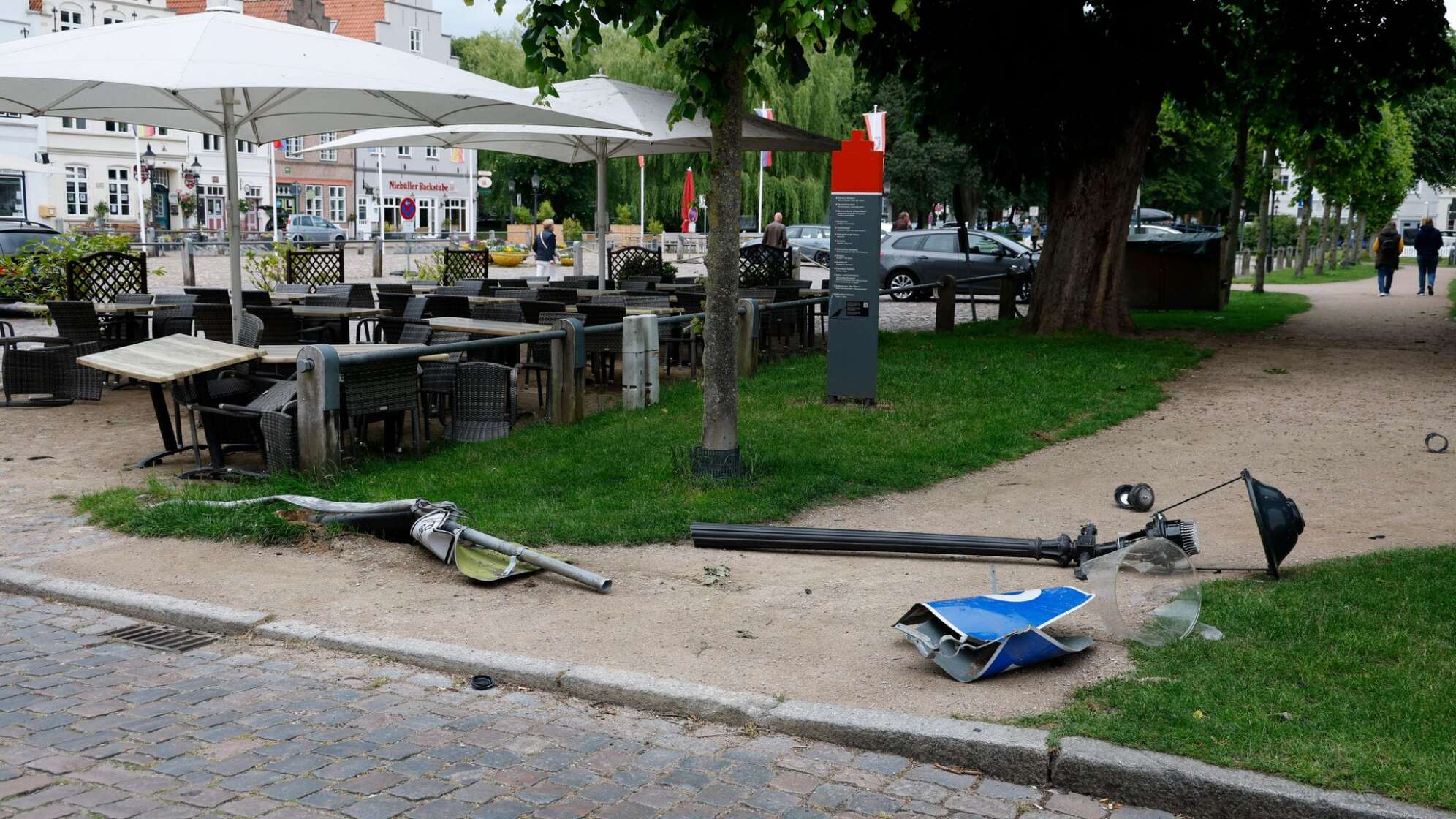 Autofahrer verliert vor Eisdiele Kontrolle - Mehrere Verletzte