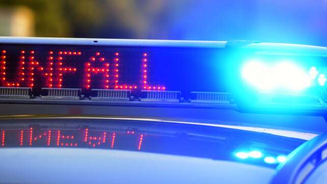 Unfall: Fahrer ohne Führerschein auf Zweirad ohne Zulassung