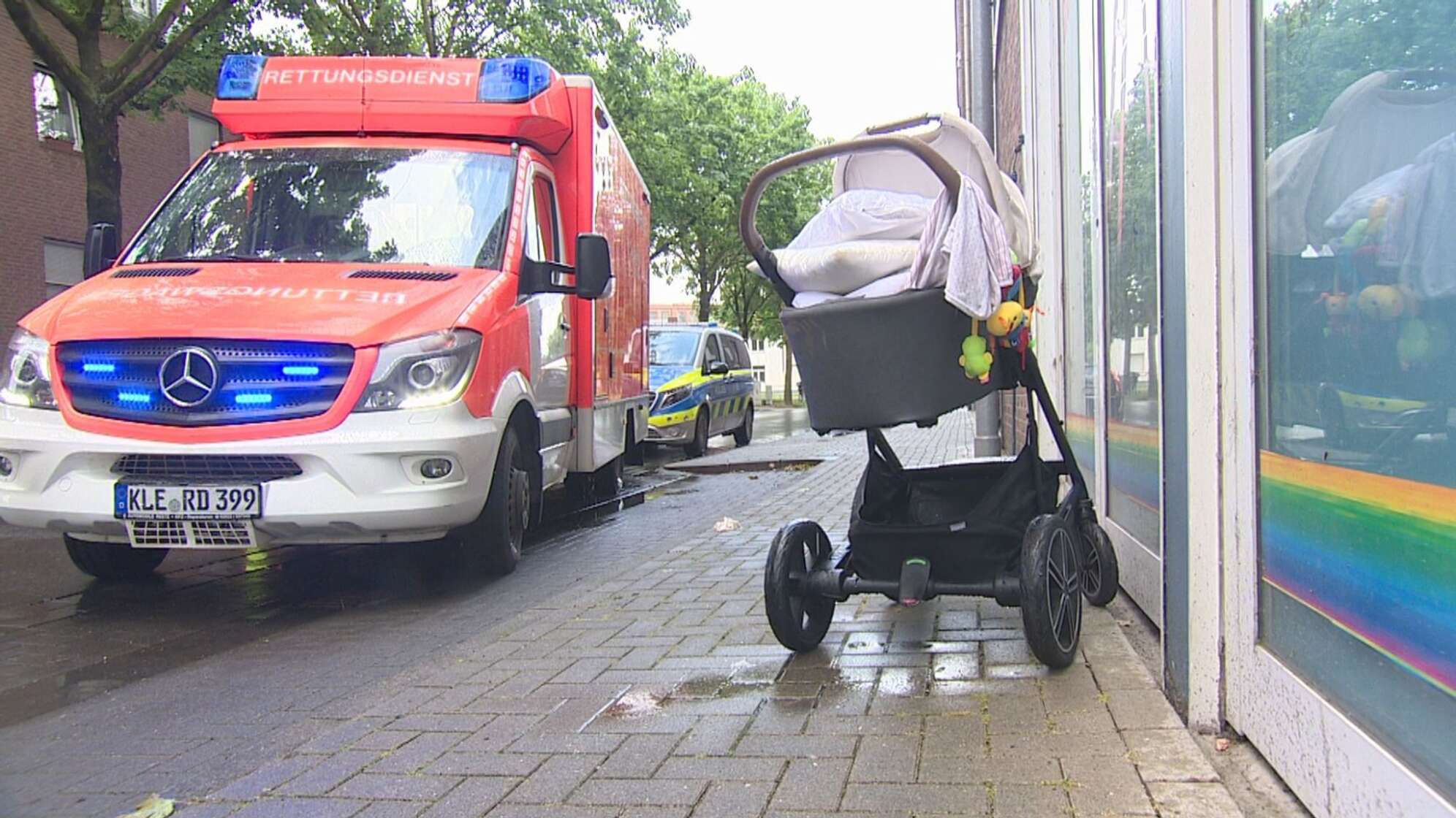 Kinderwagen rollt in Kanal - Eltern retten ihr Kind