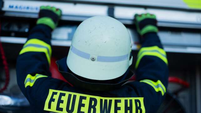 Abbrennen von Unkraut misslingt - Feuer zerstört Auto