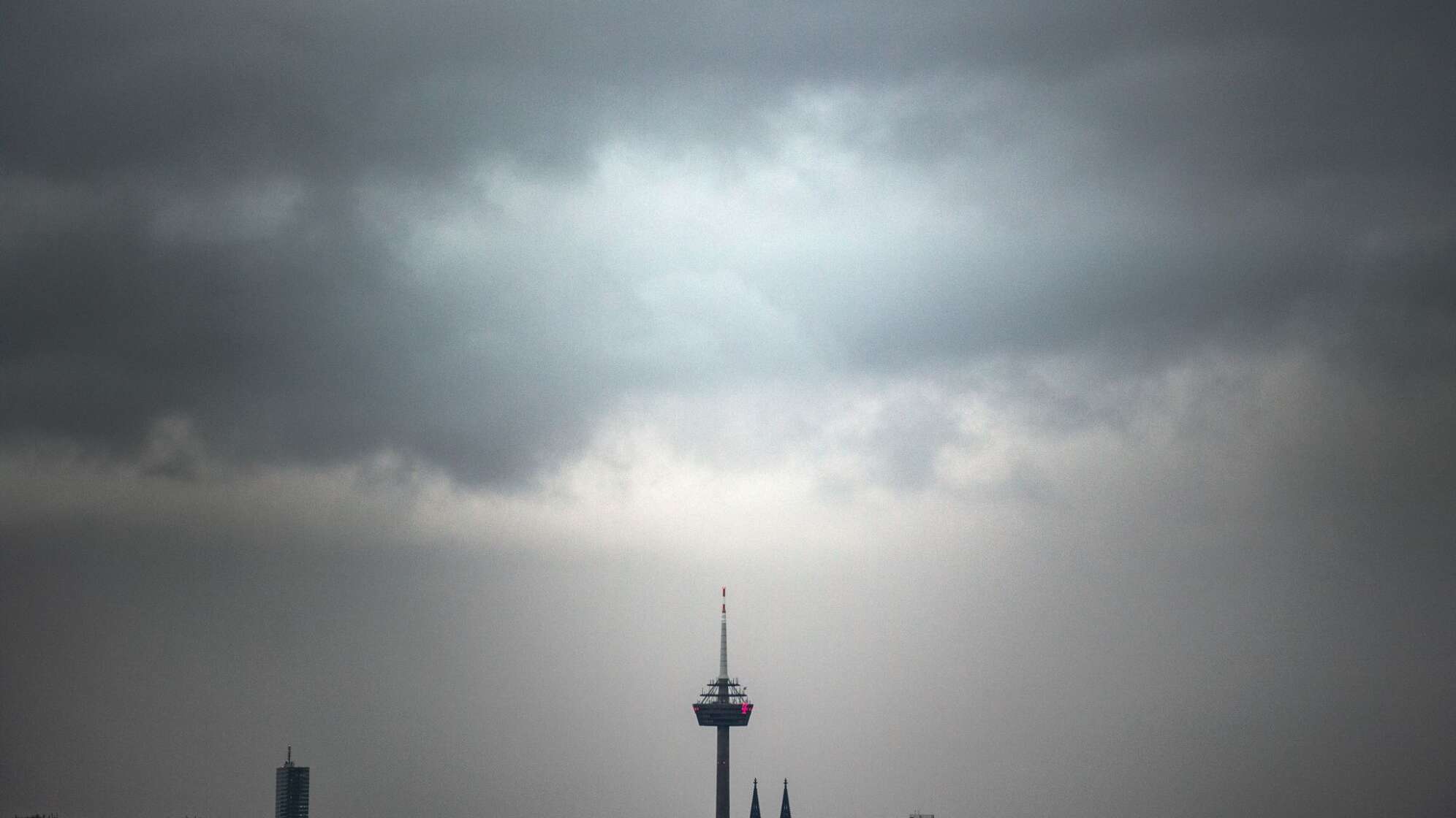 Kühl und wechselhaft (Symbolbild)