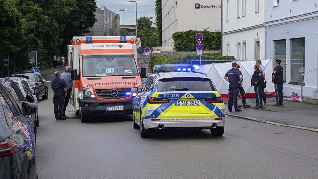 Auto fährt in Menschengruppe - was wir wissen und was nicht