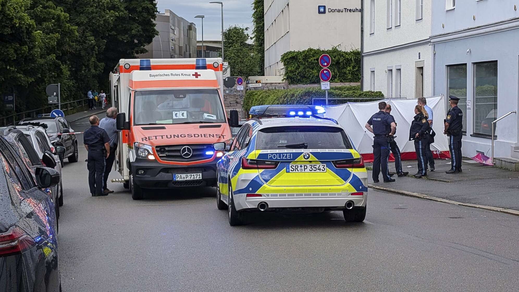 Mann fährt in Passau mit Auto in Menschengruppe