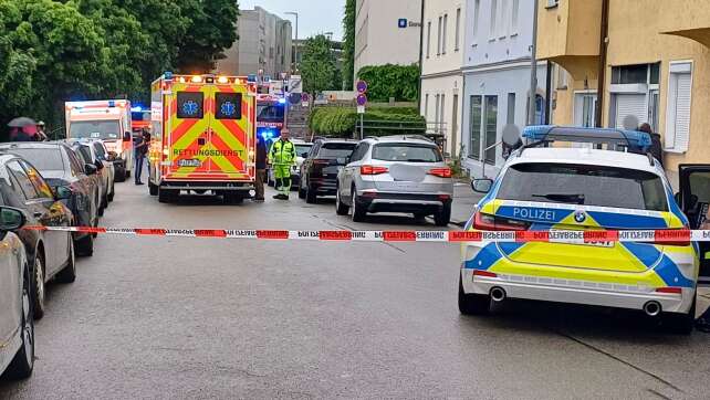 Autofahrer fährt in Menschengruppe - Beziehungstat vermutet