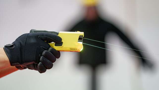 Innenminister Dobrindt will Taser für die Bundespolizei