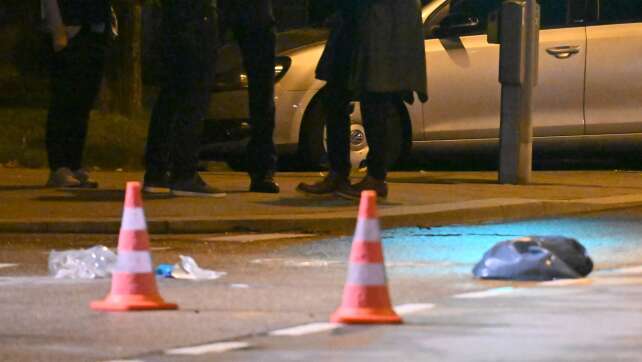 Polizei erschießt Messer-Angreiferin - Suche nach Motiv