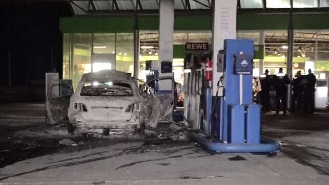 Mann fährt brennendes Auto an Tankstelle und droht mit Axt