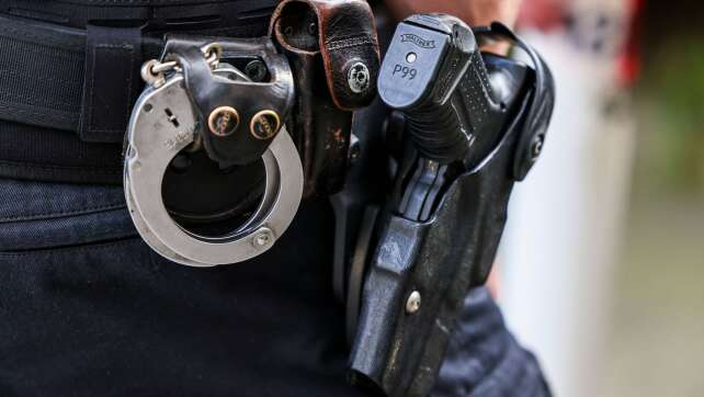 Mann will an Polizeiwaffen - Schuss trifft Hauswand