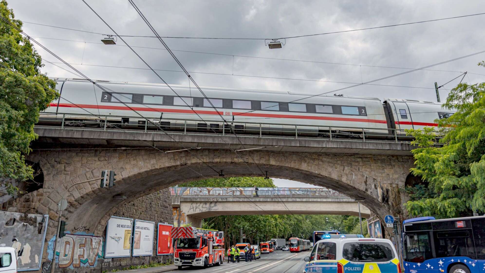 ICE-Unfall - Fahrgäste müssen stundenlang im Zug ausharren