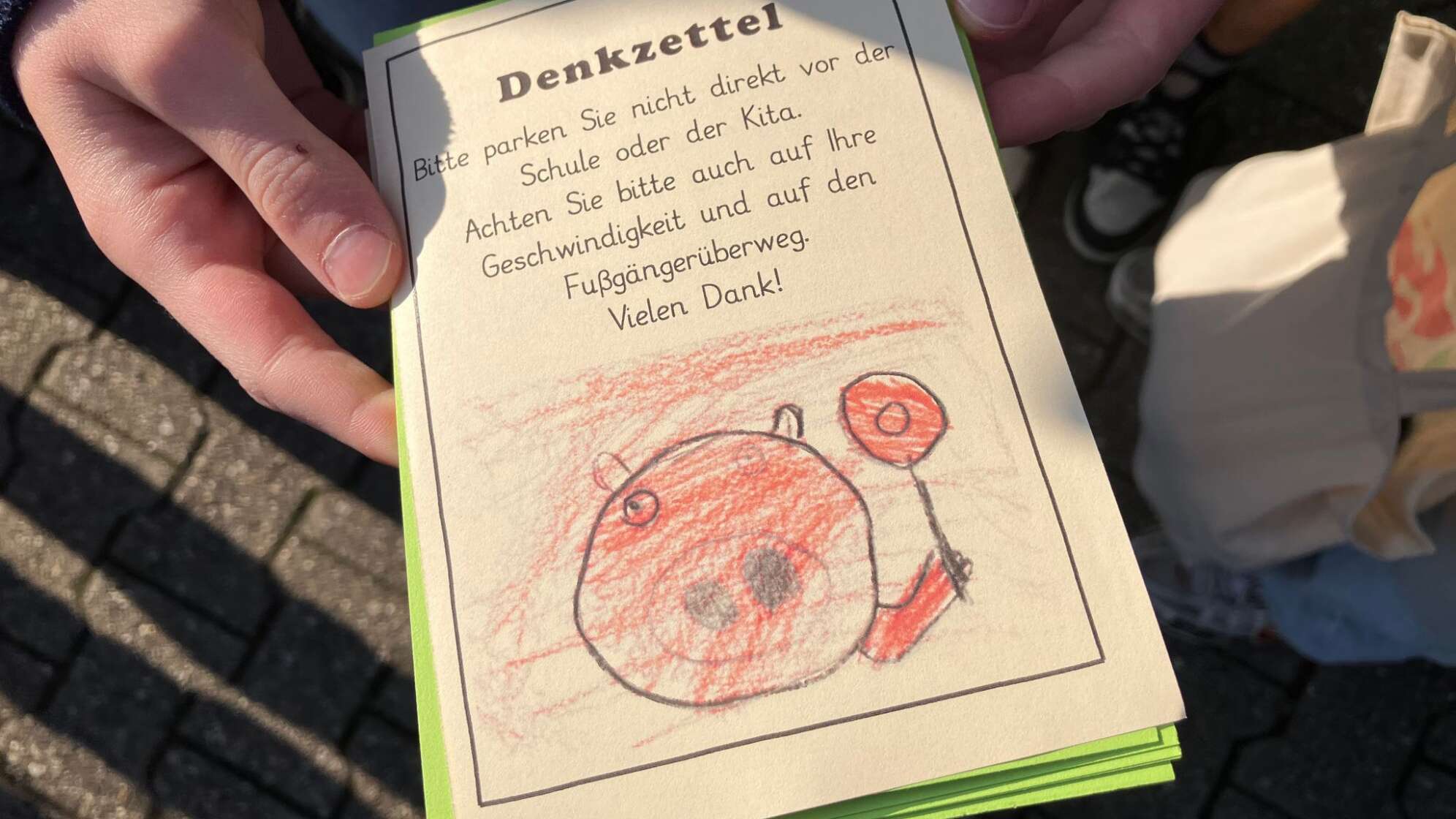 Denkzettel von Schulkindern an unaufmerksame Autofahrer