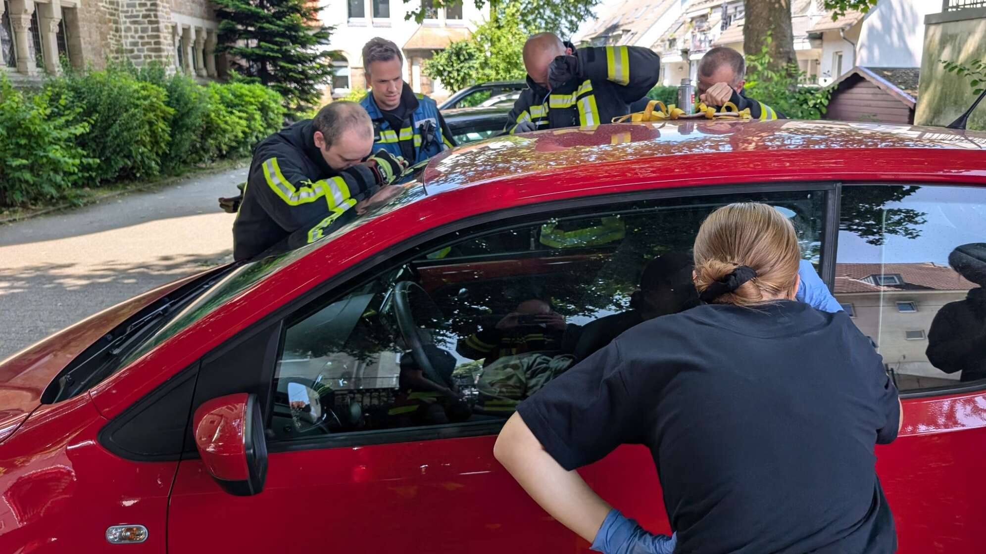Feuerwehr rettet eingeschlossenes Kind aus Auto