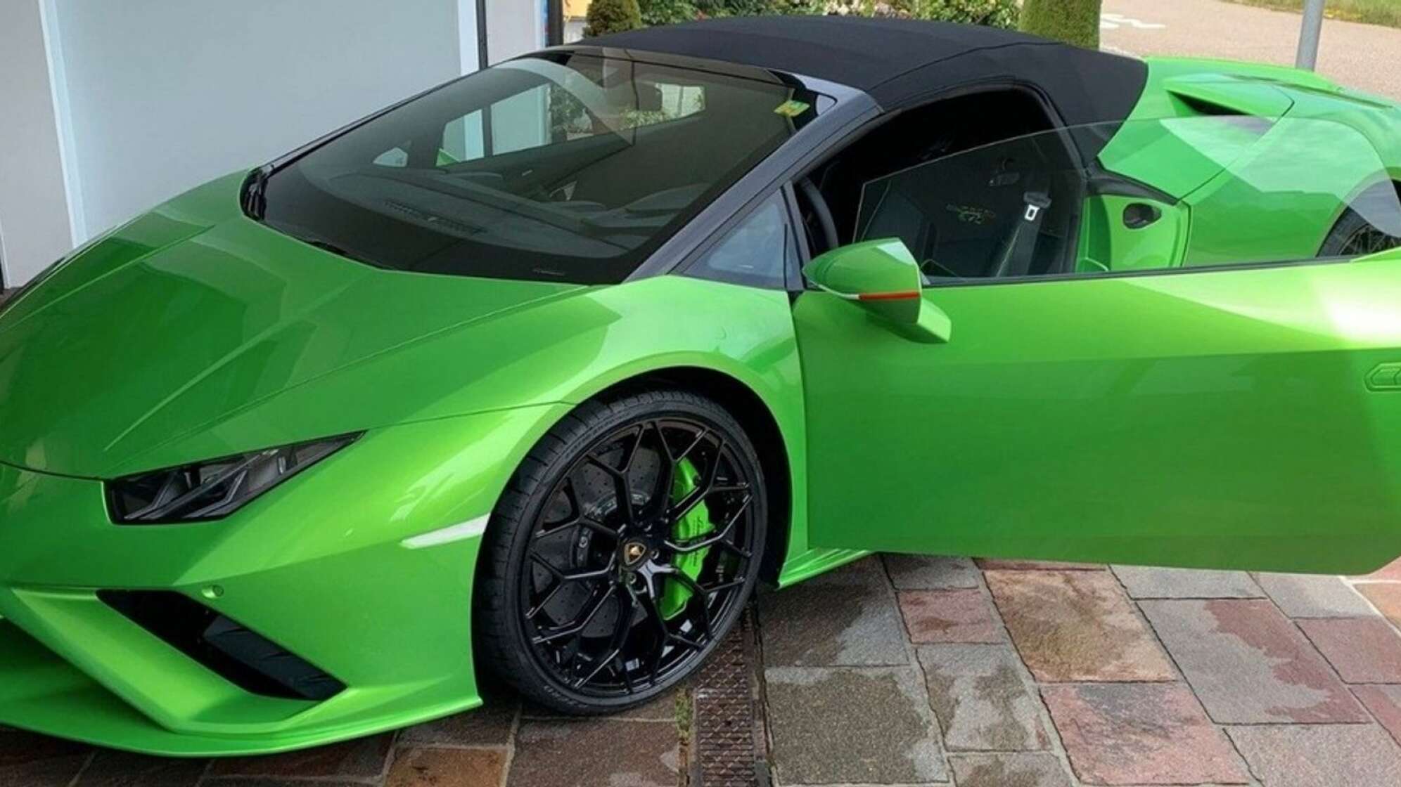 Giftgrünen Sportwagen gestohlen