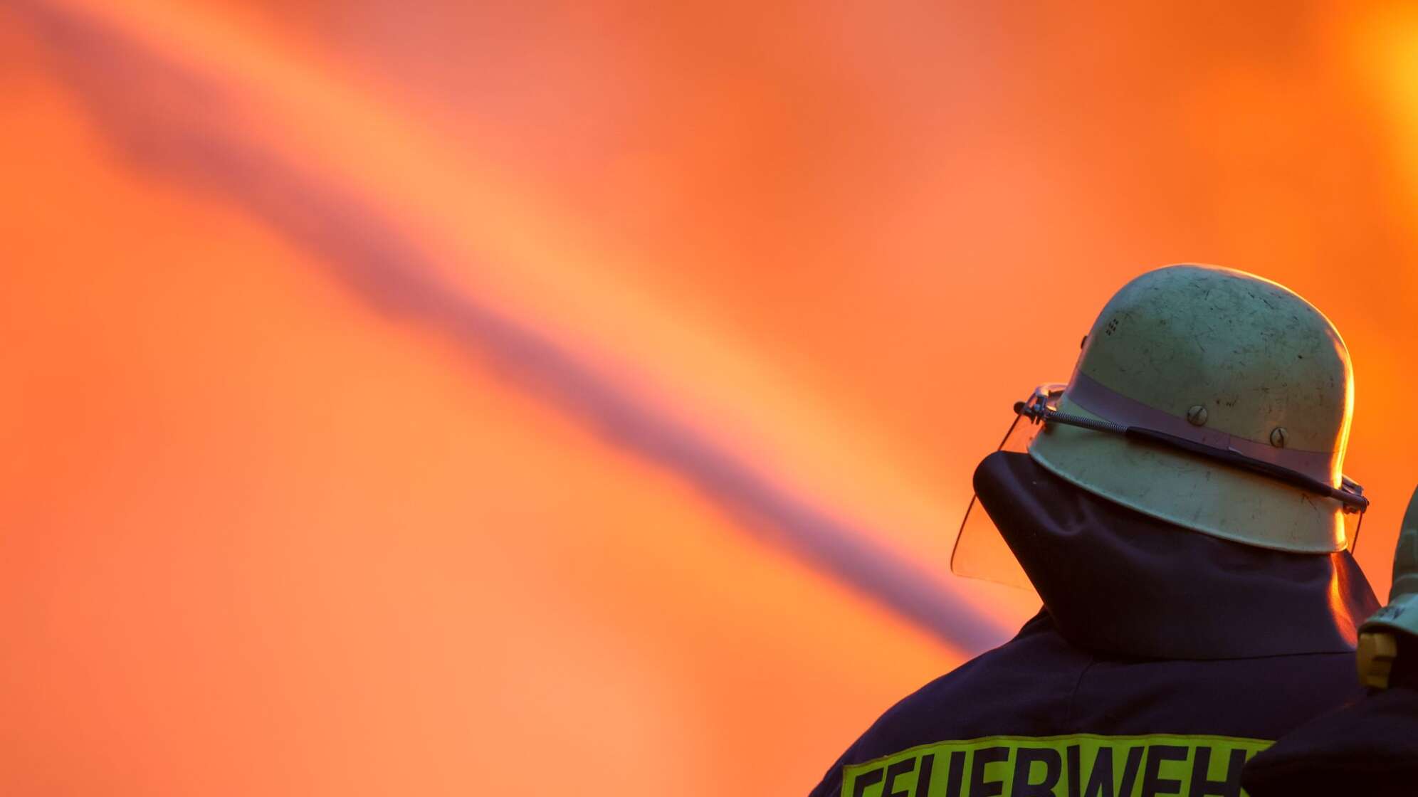 Ein Feuerwehrmann löscht ein Feuer