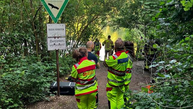 Rettungskräfte suchen in See nach Vermisstem