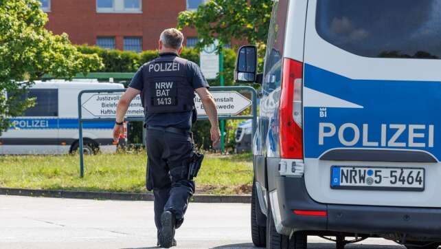 Häftling klettert über fast drei Meter hohe Zäune