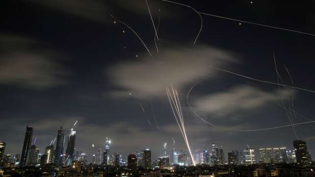 Nach Raketen aus Iran: Israels Militär greift Teheran an
