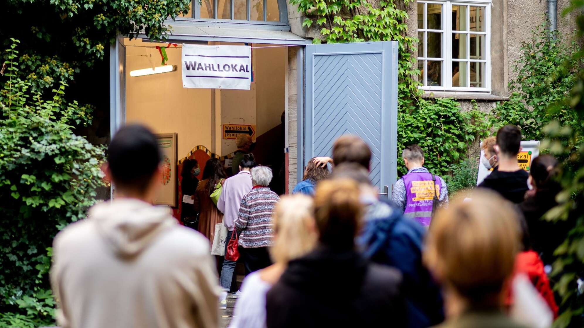 Bundestagswahl - Schlangen vor Berliner Wahllokalen