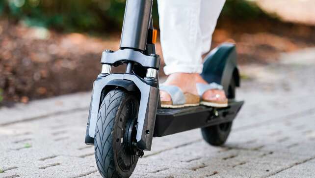 Bewusstlos neben E-Scooter gefunden: Frau stirbt auf Radweg